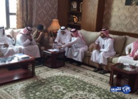 بالصور: محافظ بيشة يقوم بجولة ميدانية لطريق “بيشه – الرين”