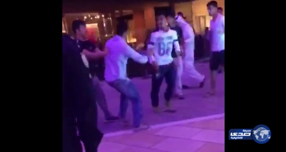 فيديو: في الأفنيوز.. شباب يطرحون بعضهم أرضاً والشرطي لا يتدخل!