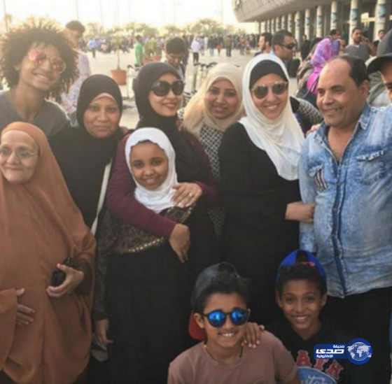 مي كساب واسرتها في العمره..