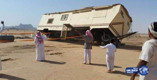 نجاة مواطن وأبنائه بعد انقلاب “كرفانة” بوادي الدواسر