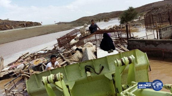 بالصور:مدني الباحة يباشر اخراج محتجزين من وسط السيول