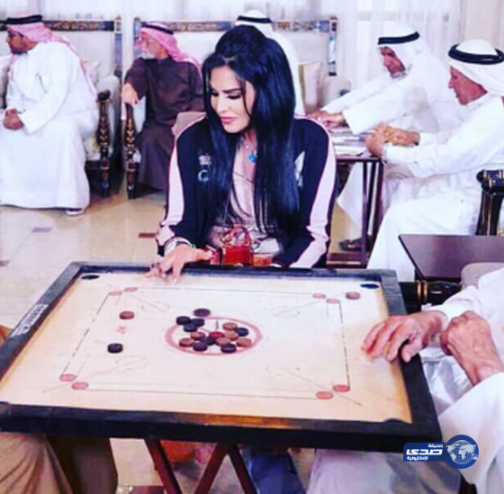 أحلام تلعب الكيرم..