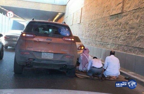 صورة تثير الإعجاب لأشخاص يصلون معاً بعد صدام وقع بين مركباتهم