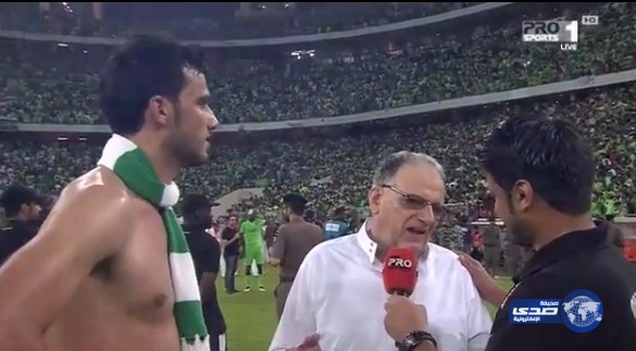 بالفيديو : والد عمر السومة يبكي فرحاً بعد تحقيق الأهلي بطولة الدوري