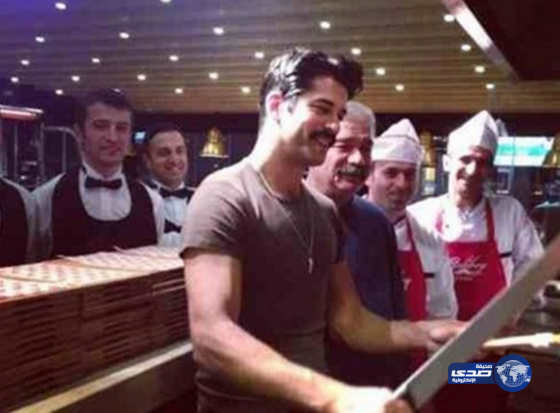 الممثل التركي بوراك يبيع الشاورما في اسطنبول !..