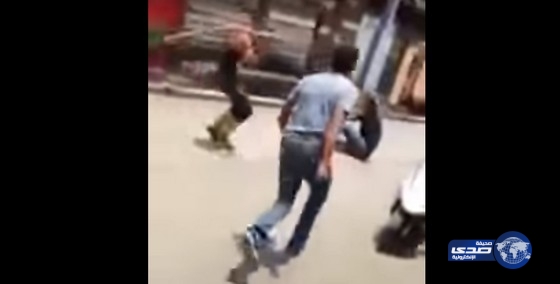 بالفيديو..«مشاجرة بالسواطير» بين مجموعة من الشباب بأحد الأحياء الشعبية
