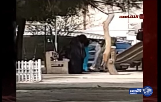 بالفيديو.. عارضة ازياء تستبدل ملابسها علناً في حديقة بالكويت