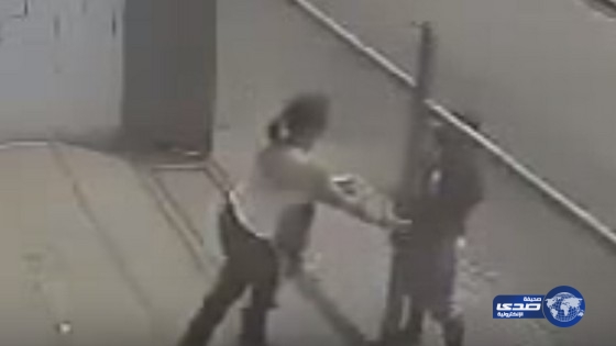 بالفيديو.. لحظة اعتداء شاب على فتاة مغربية بعد تعقبها إلى داخل منزلها