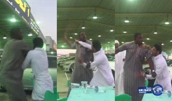بالفيديو: تشابك بالأيدي بين شابين في أحد معارض السيارات