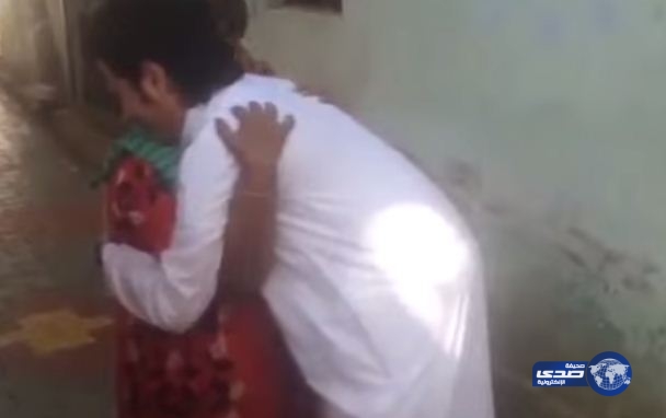 بالفيديو: شاب يلتقي بمربيته الهندية بعد غياب 7 سنوات