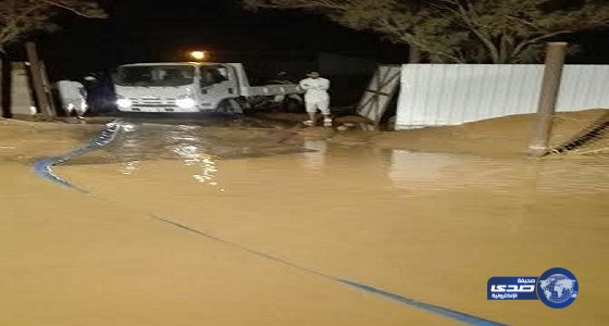 “مدني حائل” يباشر بلاغاً عن مزرعة داهمتها السيول