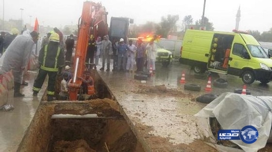 بالصور.. إصابة 4 عمال في انهيار للتربة ببريدة