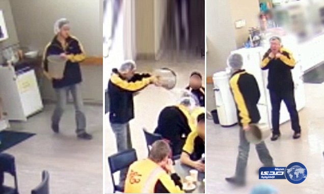 بالفيديو .. رجل يسكب الماء المغلي على زميله !