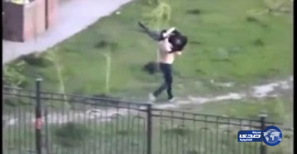 بالفيديو.. شاب مخمور يختطف فتاة ويحملها هاربًا