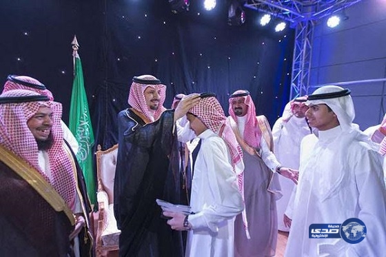 بالصور.. في “لفتة أبوية” أمير الجوف يعدّل عقال طالب أثناء تكريمه