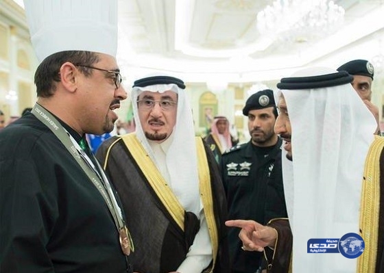 صورة لخادم الحرمين مع أحد الطباخين تجذب رواد “تويتر”