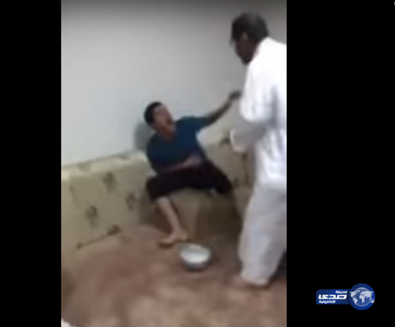 بالفيديو ..على طريقة العم معيض أب يضرب أبنه بسبب التدخين