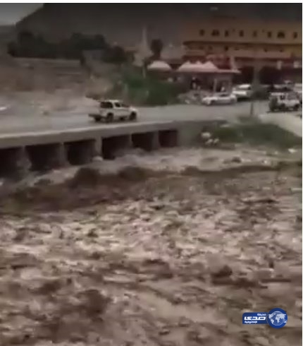بالفيديو :شاهد لحظات ضرب السيول لطرقات عسير ..  ولا إصابات