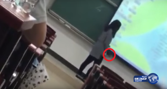 بالفيديو ..طالبة تحطم هاتفها بأمر من معلمها