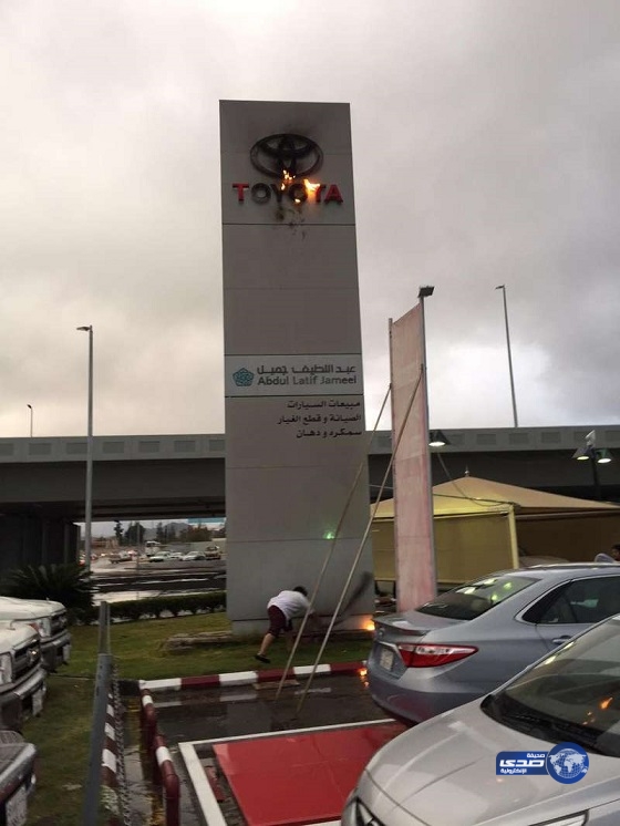 بالصور :”حارس أمن” يحتوي حريقاً بشركة سيارات بالطائف