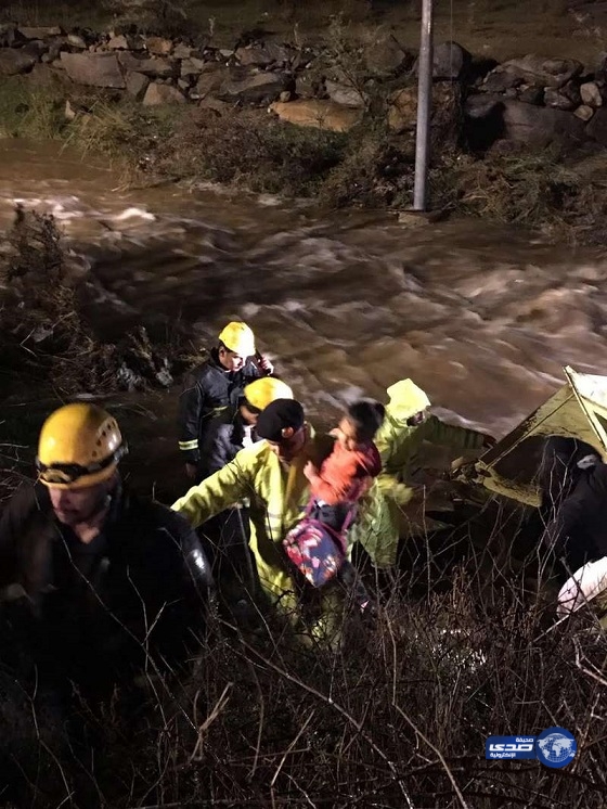 إنقاذ 12 من عائلة واحدة حاصرتهم السيول بالطائف