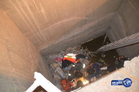 “مدني أجا حائل” ينقذ شاباً سقط في بئر مصعد‬