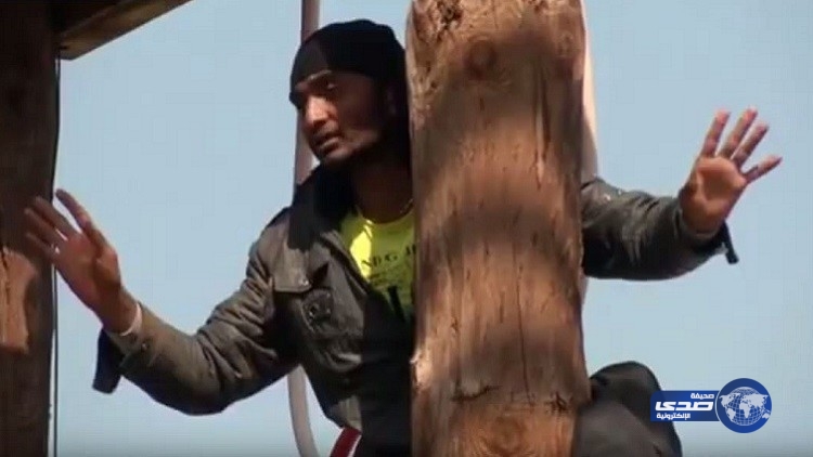 بالفيديو : شاب باكستاني يحاول الانتحار أحتجاجاً على إعادته من اليونان الى تركيا