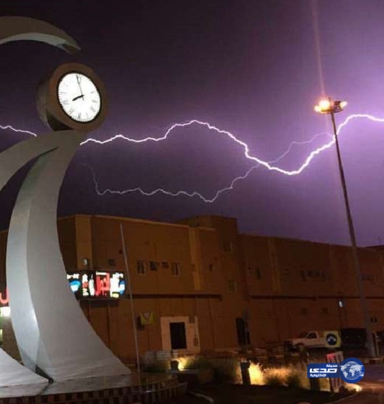 بالصور والفيديو: البرق يحول ليل “القريات” إلى نهار