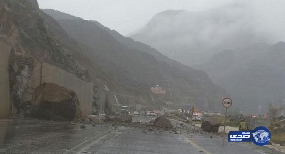 المرور يعلن فتح عقبة ضلع بعد إغلاقها بسبب انهيارات صخرية