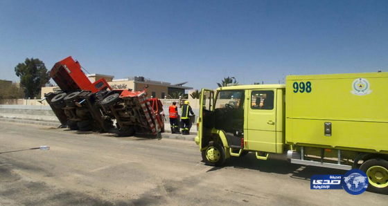 بالصور..”مدني الطائف” يباشر سقوط رافعة