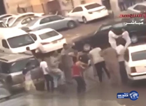 بالفيديو: مشاجرة مصريين في الكويت بـ خراطيم المياه والأحذية