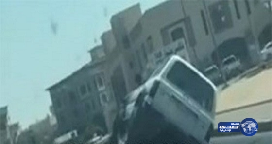 بالفيديو .. كويتي يحتضن الأشجار والرصيف بعد استعراض بسيارته