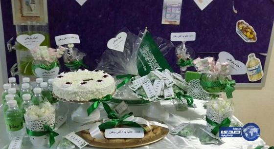 بالصور.. قائدة مدرسة تشارك طالباتها ومعلماتها حملة “بصمة وطن “