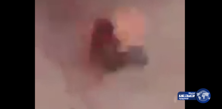 بالفيديو.. شاب يحرق حمامة يُثير غضب مستخدمي مواقع التواصل