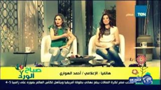 بالفيديو.. صحفي يضع مذيعة في موقف محرج على الهواء مباشرة