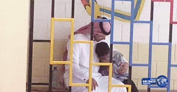 تعاطف معلم مع طالب أنهار بسبب “كذبة” يثير مواقع التواصل