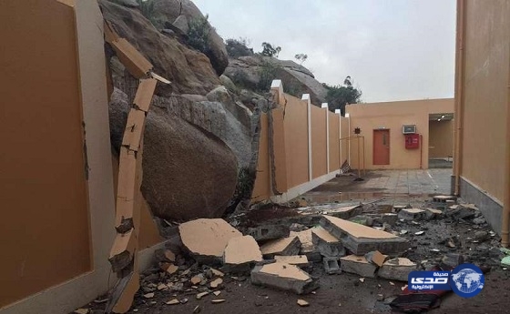 بالصور.. صخرة كبيرة تهدم سور مدرسة بالطائف