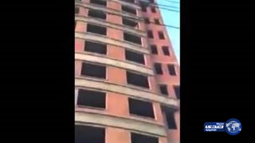 فيديو.. عامل بناء مصري يصعد مبني مكون من 11 طابق بطريقة جنونية