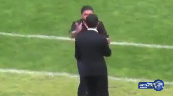 بالفيديو .. مدرب يصفع مساعده أثناء المباراة