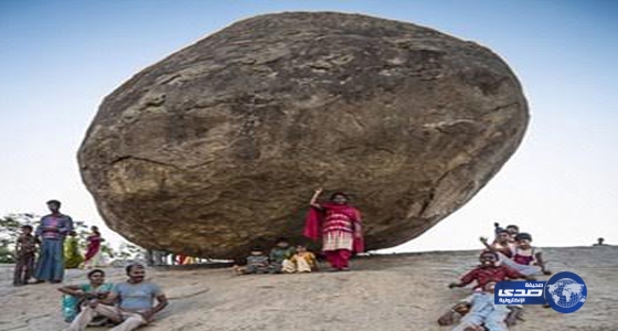 بالصورة :صخرة في الهند تتحدي عشاق السيلفي