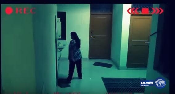 بالفيديو.. شبح يدفع فتاة من ظهرها أثناء تواجدها بمفردها