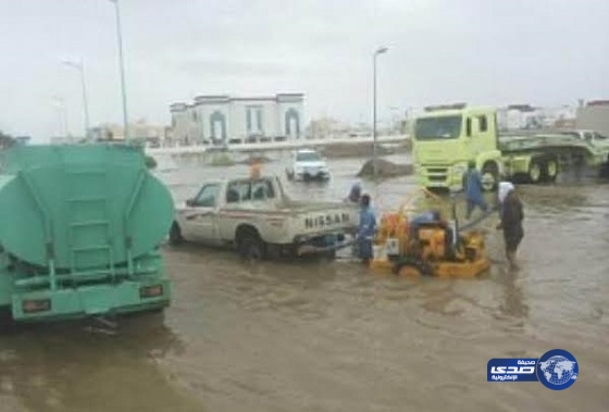 بالصور.. بلدية بيشة تكثف جهودها في معالجة تجمعات مياه الأمطار