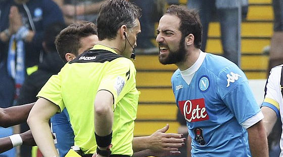 إيقاف مهاجم نابولي أربع مباريات لإهانته الحكم !