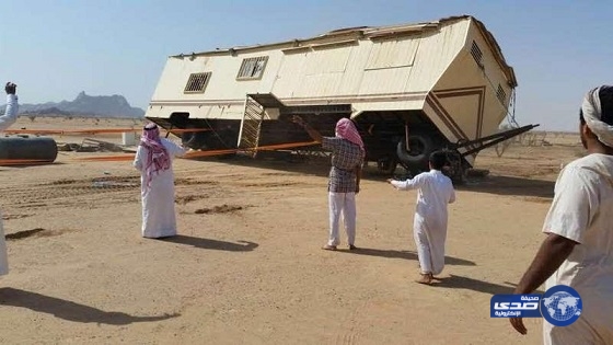 بالصور.. نجاة أسرة بعد انقلاب “كرفانة” بوادي الدواسر
