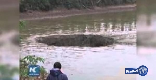 بالفيديو.. صحن طائر يتسبب في حفرة عميقة تبتلع 25 طنا من الأسماك