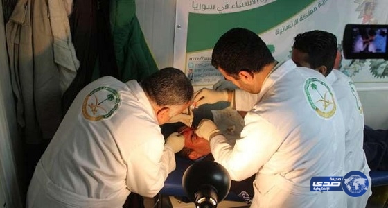العيادات السعودية تواصل جهودها الطبية وتعالج “سورياً” من شظايا قذيفة انفجرت بمنزله