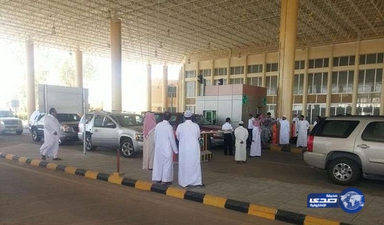 بالصور.. الجمارك تمنع السيارات السعودية من العبور للكويت عبر منفذ “الرقعي”