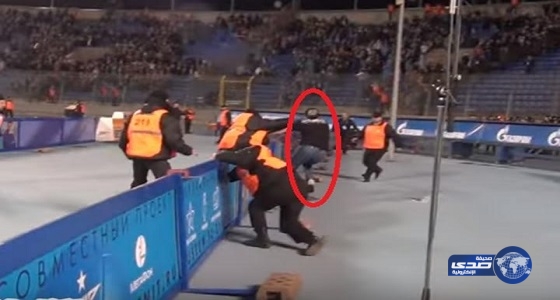 بالفيديو.. مشجع روسي يقتحم ملعباً بطريقة لطيفة