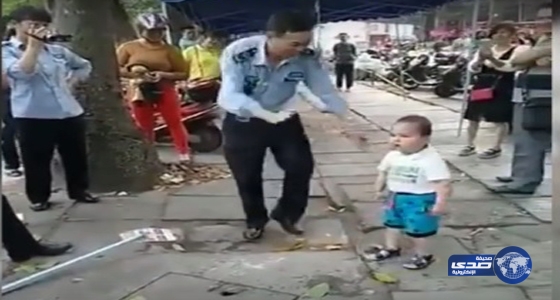 بالفيديو طفل صيني يدافع عن جدته بشجاعة