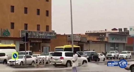 نظموا حركة الحركة المرورية ..تلاحم “نادر” بين المرور والشباب في بريدة